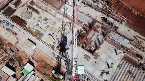 Sitio de construcción residencial a gran escala con grúas, vista aérea