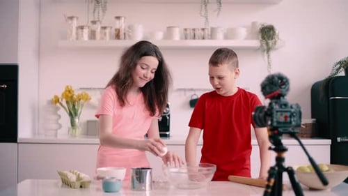 Blog culinario de niño y niña grabando