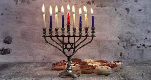Menorah de Hanoukka avec pâtisseries des fêtes, fête juive traditionnelle