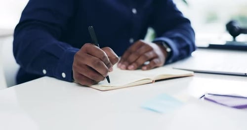 Nahaufnahme, Büro und Hände mit einem Notizbuch zum Planen, Schreiben von Zeitplänen oder Notizen für die Arbeit