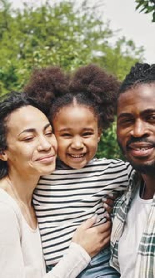 De jeunes parents africains heureux et rieurs passent du temps ensemble et profitent d'une chaude journée d'été