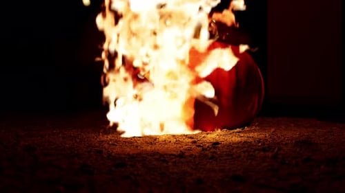 Explodierende Jack O Lantern mit Flammen und Funken auf dunklem Hintergrund