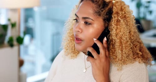 Comunicación, conversación y mujer de negocios en una llamada telefónica para establecer contactos, trabajar y contactar
