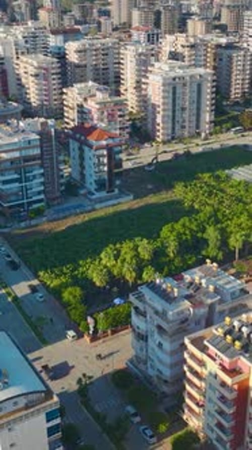 Vista aérea: elegantes casas con fachadas blancas que se están construyendo a lo largo del Mediterráneo