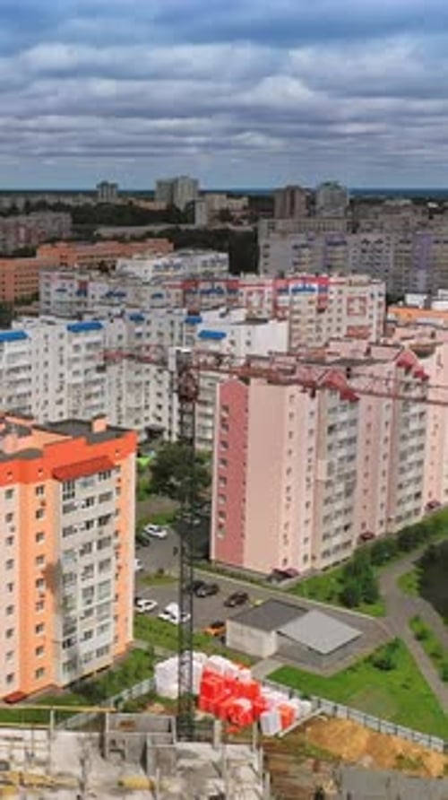 Nueva arquitectura en la ciudad. Diseño de lujo de edificio de apartamentos en un día soleado.