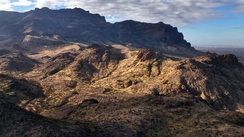 Vue aérienne de Superstition Mountain et The Flatiron, États-Unis.
