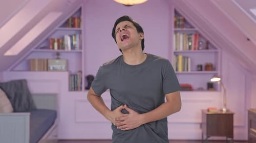 Hombre indio que sufre de dolor de estómago