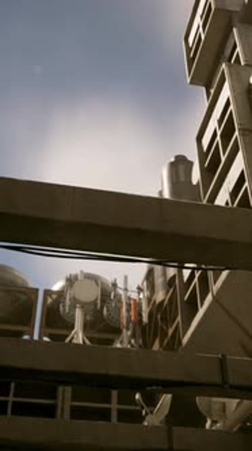Un gratte-ciel doté d'un réseau complexe de câbles sur son toit en béton