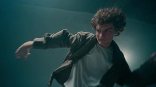 Urban Dance-Kampfszene zwischen Mann und Frau im Studio