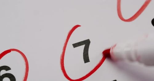 Primer plano del número 7 en el calendario resaltado con un círculo rojo