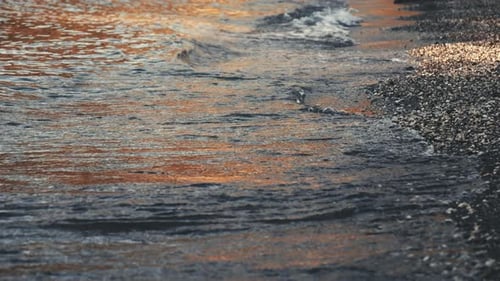 Sonnenuntergangsreflexionen auf Küstengewässern