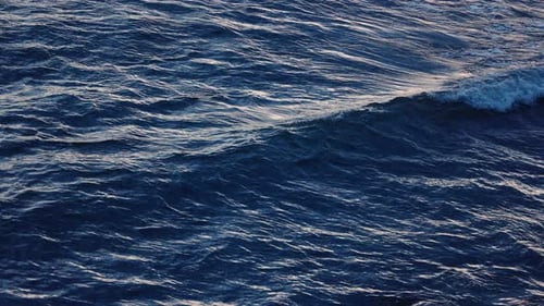 Eau cristalline bleue, paysage marin parfait au ralenti, vague de mer, vue à faible angle, surface de l'océan en profondeur