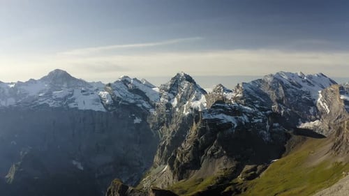 Panoramique lent le long des Alpes suisses de gauche à droite