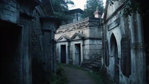 Criptas góticas en un antiguo cementerio inglés