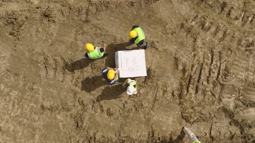 Luftaufnahme von Designgesprächen mit Ingenieuren und Architekten