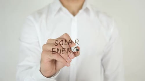 Solarenergie, geschrieben auf Glas