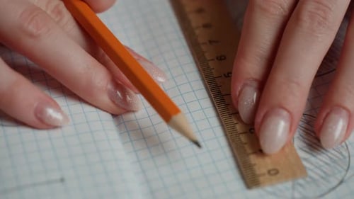 Künstlerische Hände, die geometrische Formen illustrieren, sorgfältig schattierte und präzise berechnete Kreise