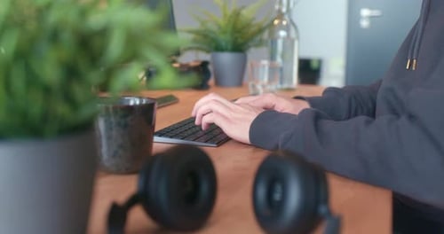 Pessoa digitando no computador