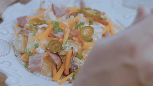Degustación de la ensalada con una ensalada de papa y jalapeños Golden Fork con tocino, comida al estilo retro