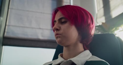 Adolescente caucásica deprimida habla sobre los problemas familiares con el terapeuta