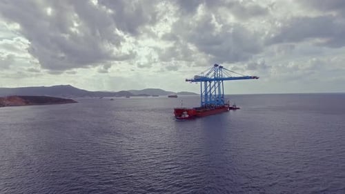 Drohnenansicht eines Schiffes mit riesigen Kränen