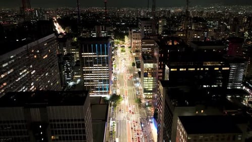 Paisagem urbana noturna da Avenida Paulista, no centro de São Paulo, Brasil.