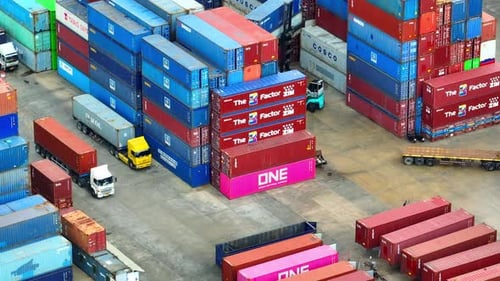 Ein Containerplatz, von oben mit einer Drohne gesehen.