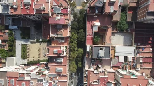 Vídeo aéreo das ruas da cidade com carros em Barcelona