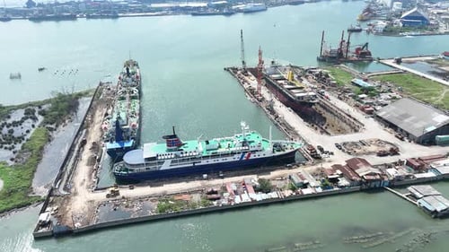 Luftaufnahme der geschäftigen Werft mit Schiffen und Anlegeeinrichtungen