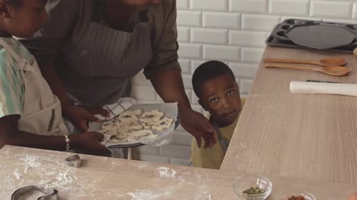 Oma mit Kindern beim Plätzchenbacken