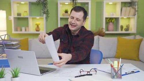 L'employé de bureau à domicile qui travaille de manière amusante et agréable est heureux et plein de vie.
