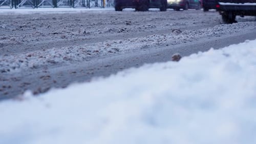 Autos fahren bei Schneefall durch Schneematsch - Nahaufnahme