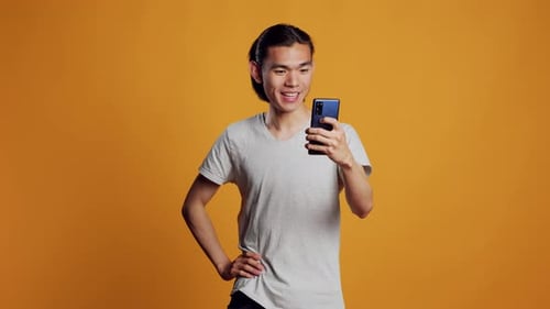 Cara amigável e positivo falando em reunião de videochamada