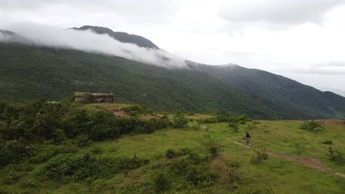Vue aérienne dans le paysage montagneux de campagne au Vietnam avec une fille qui court