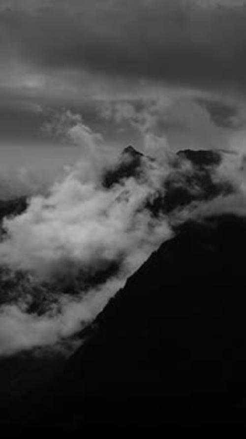 Des sommets majestueux et imposants définis majestueusement sous une couverture nuageuse spectaculaire