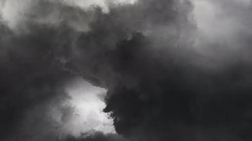 la vista de las Dramático nubes grises en las que caen los relámpagos