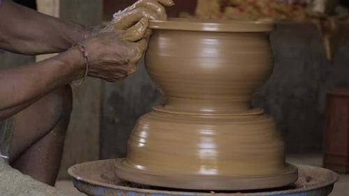Master Potters Spinning Pottery Wonder — Eine handgemachte Geschichte