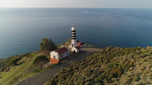 Türkei, Izmir, Karaburun, Leuchtturm und Walddrohnenblick