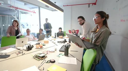 Computerprogrammierer mit Laptops im Konferenzraum