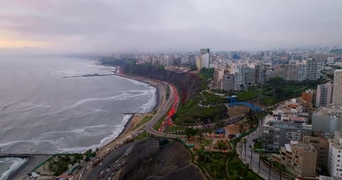 Vista aérea de los acantilados costeros y el horizonte al atardecer en Lima, Perú