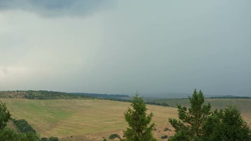 Berglandschaft mit Wolken vor dem Regen