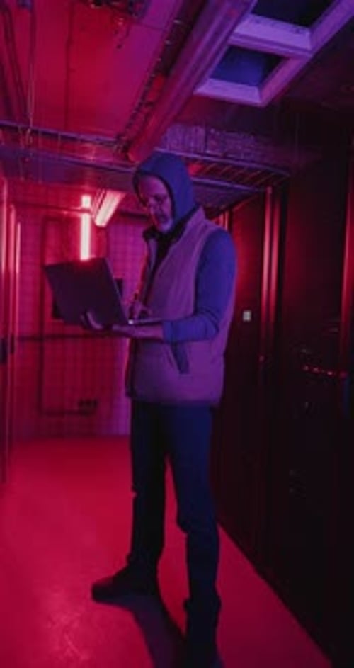 Homme dans une chambre noire avec des lumières rouges