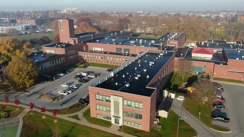 Vista aérea de un gran campus escolar en EE. UU. El sistema educativo estadounidense incluye primaria, secundaria, mi