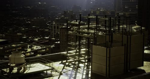 Sitio de construcción urbana iluminado por las luces de la ciudad por la noche