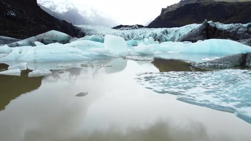 Gletschersee in Island Reines Eis und Schnee in der Wintersaison Schöne Luftaufnahme von oben nach unten