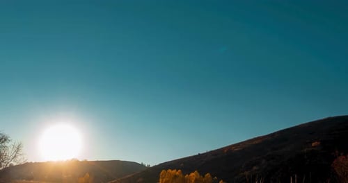 Zeitraffer auf Bergwiesen im Sommer oder Herbst, Sonnenuntergang, Wilde Natur und ländliches Feld, klarer Himmel