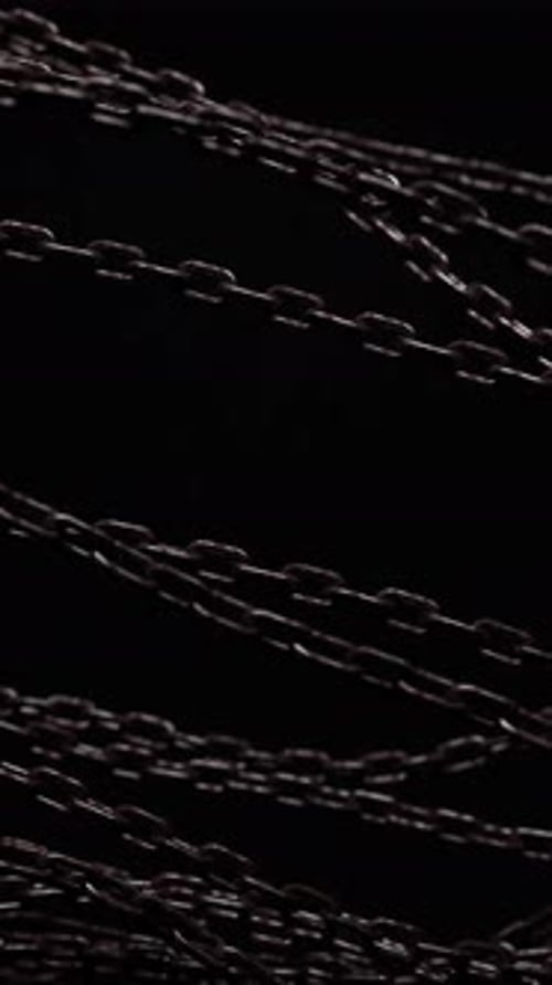 Abstrakter Hintergrund mit verworrenen Ketten. Glänzende metallische Textur, Mode-Intro. 3D-Animation
