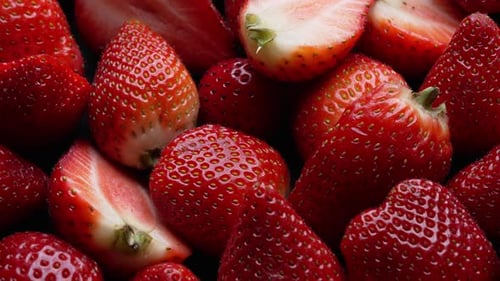 Erdbeer-Hintergrund Rote reife Bio-Erdbeeren auf der Markttheke