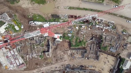 Große Wohnbaustelle mit Kränen, Luftaufnahme