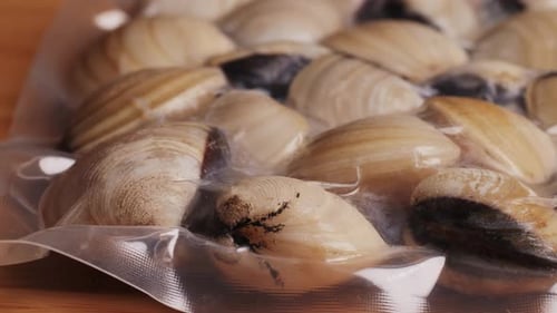 Moules marinara avec sauce à l'ail, citron et persil, repas espagnol et français classique, macro, gros plan